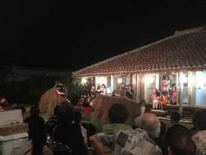 昨夜白保のメーレーで行われたイタシキバラ 無縁仏に獅子舞を捧げる