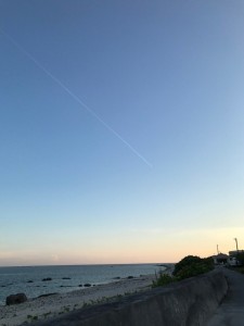 白保船着場の夕焼けと飛行機雲