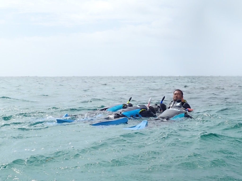 泳ぎが苦手な方と、手引きで泳ぐ船長
